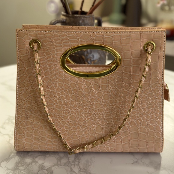 Vintage Chic Structured Peach-Pink Crocodile Bag With Gold Hardware - Picture 2 of 7